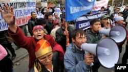 Митинг сторонников оппозиции возле Бишкекского горсуда, 17 октября 2012 года.