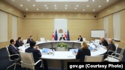 Выступая на расширенном заседании кабмина, премьер предложил новый рецепт оздоровления экономики