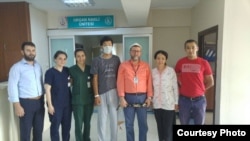 Арген Жумабаев менен Айсулуу Алыбаева түркиялык дарыгерлер менен.