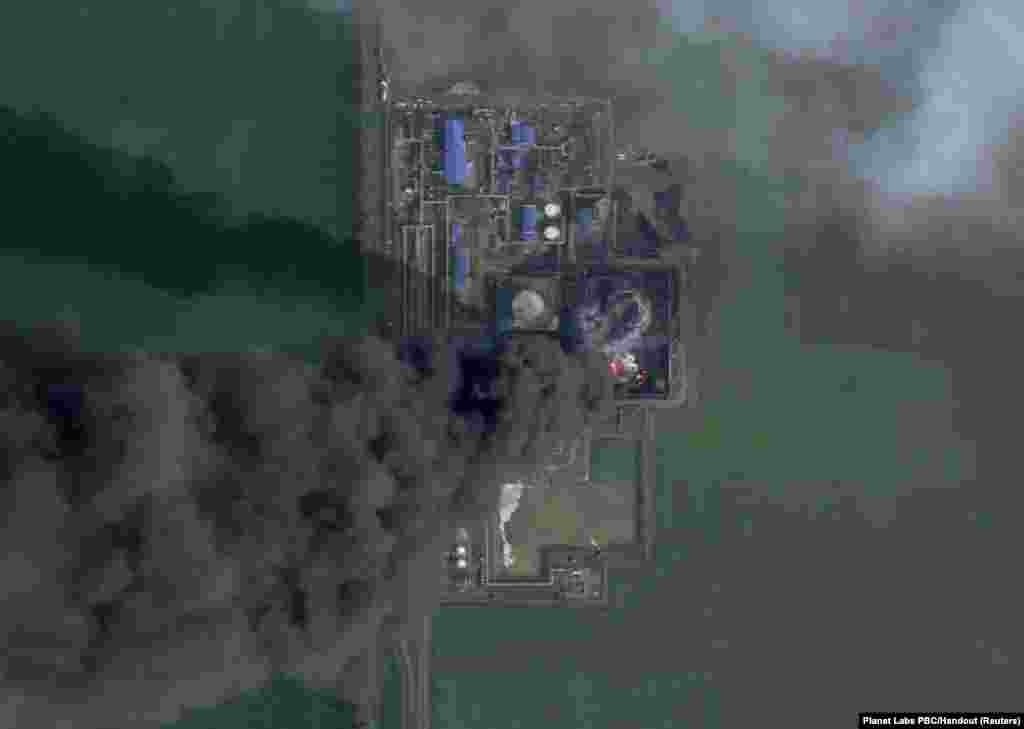 Пожар на нефтебазе «Кавказская» в Краснодарском крае РФ после атаки беспилотников 19 марта. Российские власти обвинили в этой атаке Украину.По состоянию на 24 марта, здание склада, как сообщается, все еще горело