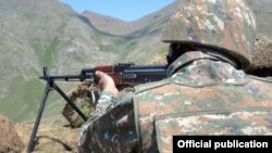 Հայաստանի Զինված ուժերի զինծառայողը մարտական հերթապահության ժամանակ, արխիվ