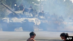 რუსეთის ტანკები მოდიან, ბავშვებს ეს დიდად არ ანაღვლებთ...