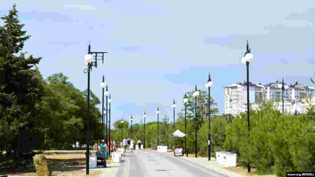 Parknıñ soqaqlarında deyerli kölge yoq, qaldırım taşı sıcaqtan qaynay