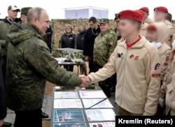Ruski predsjednik Vladimir Putin sastaje se sa članovima Junarmije u septembru 2019.
