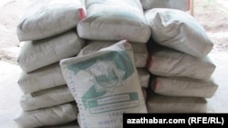 Prezident Gurbanguly Berdimuhamedow ýurduň sement öndürmek planlaryny ýarpydan sähel gowrak berjaý edendigini boýun aldy. 