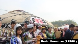 26-октябрда өзбек делегациясын Ошто чоң сый менен тосуп алышкан