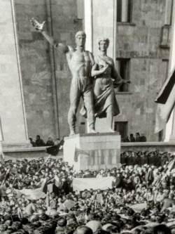 სკულპტურული კომპოზიცია პარლამენტის წინ: „მუშა და კოლმეურნე ქალს“.