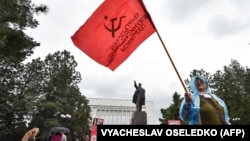 Сторонники коммунистов собираются перед памятником  Владимиру Ленину во время митинга в Бишкеке 1 мая 2018 года. Иллюстративное фото