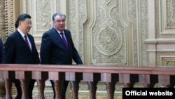 Председатель КНР Си Цзиньпин и президент Таджикистана Эмомали Рахмон.