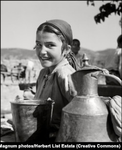Девочка и гугум – металлический сосуд для воды. Крым, 1943 год