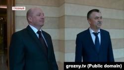 Генерал-лейтенант із Другої служби ФСБ Олександр Тачко (праворуч) під час представлення у Чечні нового очільника місцевого Управління ФСБ, березень 2016 року