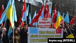 Ankara Rusiye elçihanesiniñ binası yanında Qırım işğaline qarşı piket, 2015 senesi fevral ayı