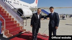 Кытайдын тышкы иштер министри Ваң И (солдо) менен Кыргызстандын тышкы иштер министри Чыңгыз Айдарбеков, Бишкек, 13-сентябрь, 2020-жыл.