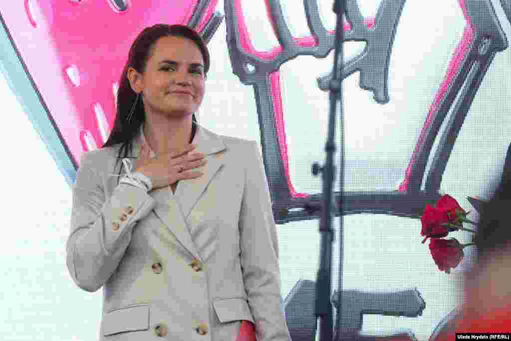 На запитання журналістів Білоруської служби, чи вірить вона, що Лукашенко погодиться на її запрошення провести з дебати, Світлана Тихановська відповіла: &laquo;Це його право вирішити, погодитись чи ні. Я запросила його майже як на білий танець&raquo;