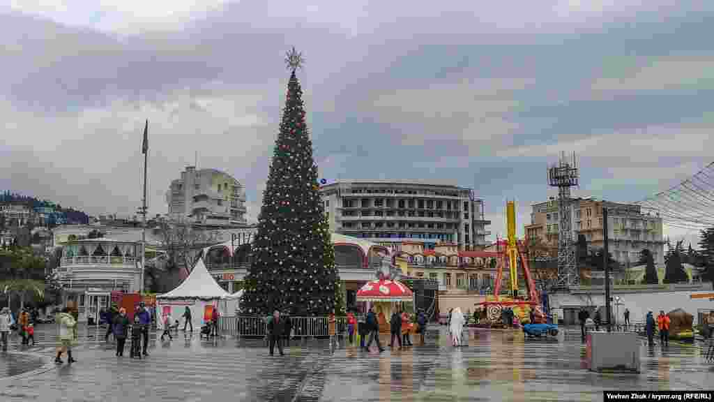 Lenin meydanınıñ merkezinde yıldızlı yañı yıl arçası
