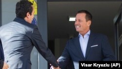 Richard Grenell (djathtas) dhe Albin Kurti - Prishtinë 23 janar 2020.