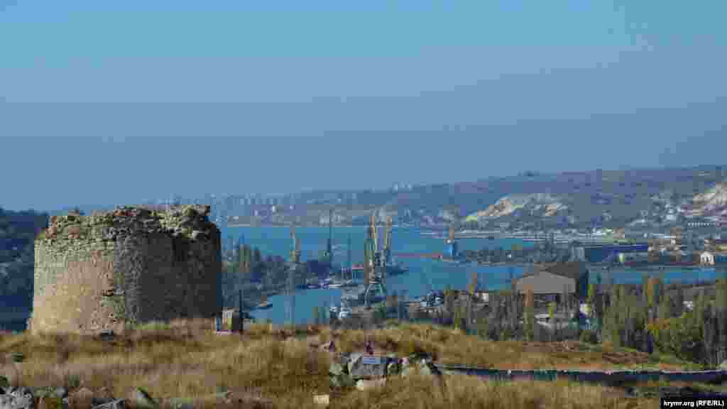 Її почали будувати в VI столітті за візантійського імператора Юстиніана I,який укріплював форпостами кордони імперії в Північному Причорномор'ї. Перша назва фортеці невідома. На венеціанській морської мапі XIII століття пункт наприкінці Північної бухти названий Газарія, на генуезькій 1318 року &ndash; Каламіта. &nbsp; У 1427 році імператор кримського князівства Феодоро князь Олексій на руїнах фортеці VI століття звів нову. Вона складалася з шести веж, з'єднаних чотирма куртинами, три з яких не збереглися