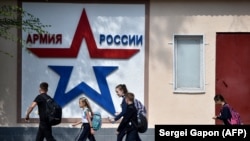 În fața sediului Grupului Operativ al Armatei Ruse din Tiraspol