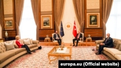 Урсула фон дер Лайен стои на диван встрани от Шарл Мишел и Реджеп Тайип Ердоган по време на посещението на двамата европейски представители в Анкара на 6 април