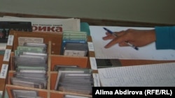 Удостоверения личности посетителей акимата, оставленные на проходной. Актобе, сентябрь 2010 года.   