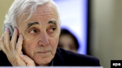 Շվեյցարիա - Հայաստանի դեսպան Շառլ Ազնավուրը ՄԱԿ-ի ժնևյան գրասենյակում նիստի ժամանակ, արխիվ