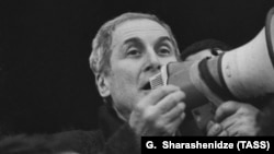 Один из лидеров военного совета,глава «Мхедриони», профессор Джаба Иоселиани призывает народ к спокойствию. Тбилиси, 6 января,1992 г.