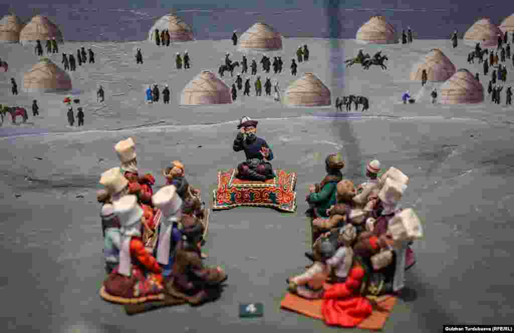 "Манас" айтып жаткан Саякбай Каралаев.&nbsp;