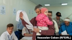 Alegători într-o secție de votare din Chișinău la alegerile locale din 5 noiembrie 2023.