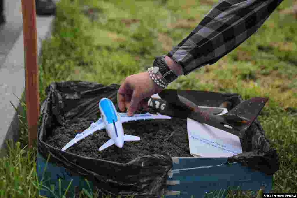 Символічна &laquo;могила&raquo;, в якій поховали іграшковий літак&nbsp;МН 17...&nbsp;