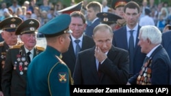 Президент России Владимир Путин с ветеранами Второй мировой войны в Курске
