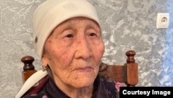 Айнек Жайнакова 
 