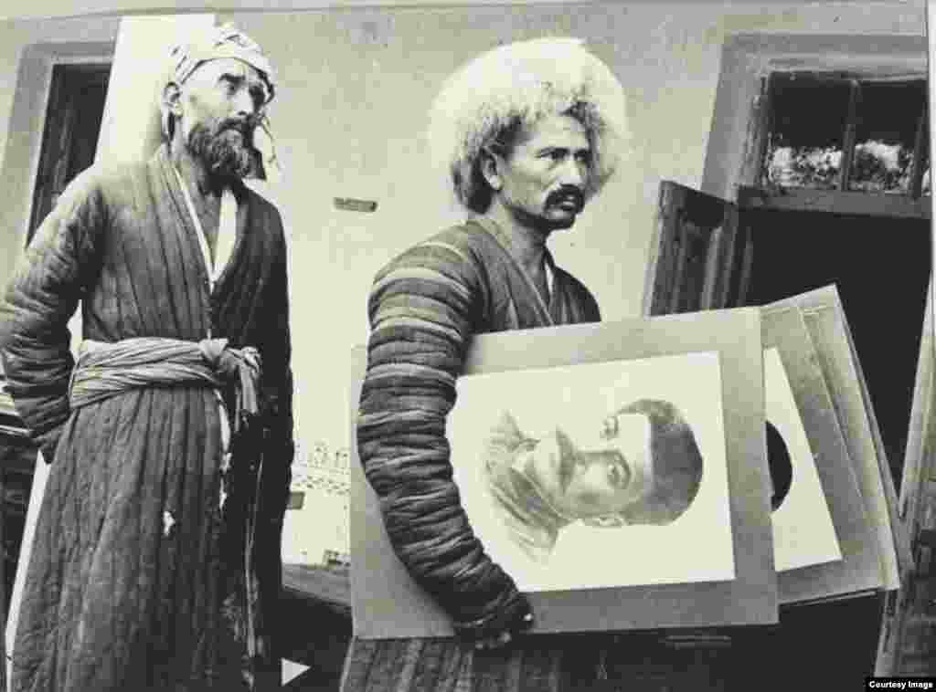 1930-жылдардын биринчи жарымында Өзбекстанда Сталиндин керт башына сыйынуу идеологиясы жандана баштаган.