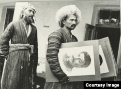 Узбекистански мъже държат портрети на Сталин.