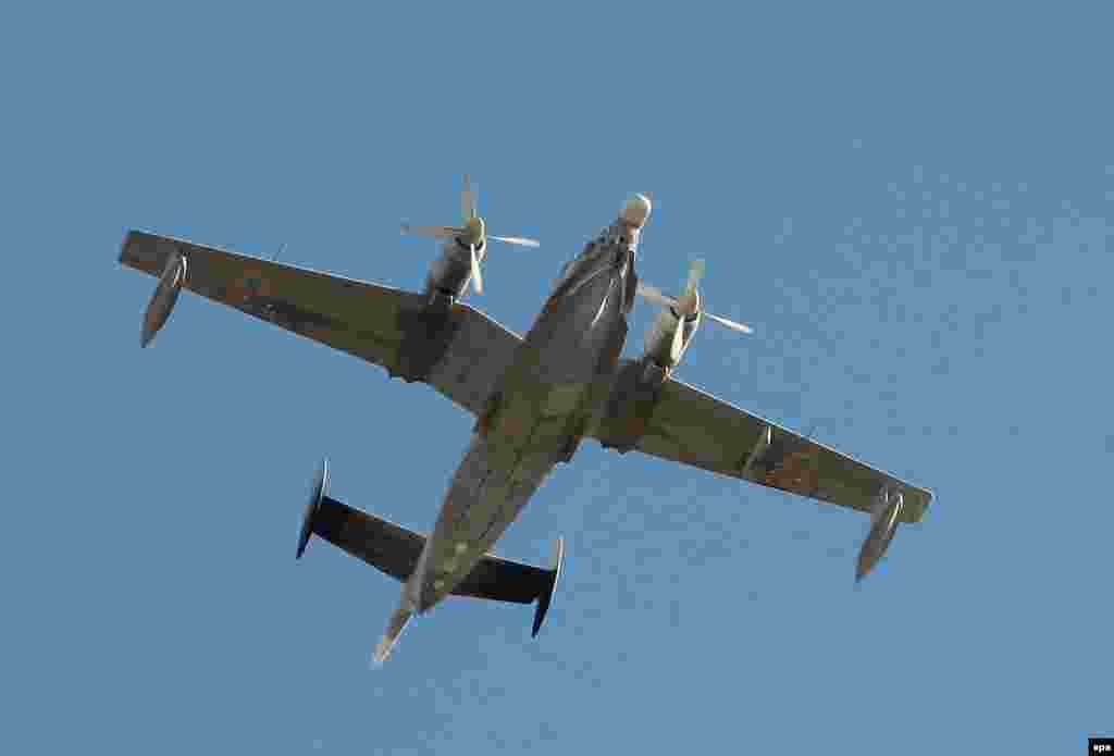 Самолет ВВС Украины пролетает над базой украинского флота в Феодосии, блокированной российскими подразделениями.&nbsp;