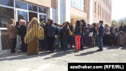 Очередь у здания городской администрации, Ашхабада. 