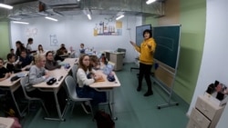 „Ne simțim în siguranță aici”. În Ucraina, elevii învață în clase aflate la 7 metri sub pământ