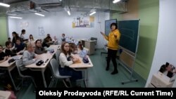 „Ne simțim în siguranță aici”. În Ucraina, elevii învață în clase aflate la 7 metri sub pământ