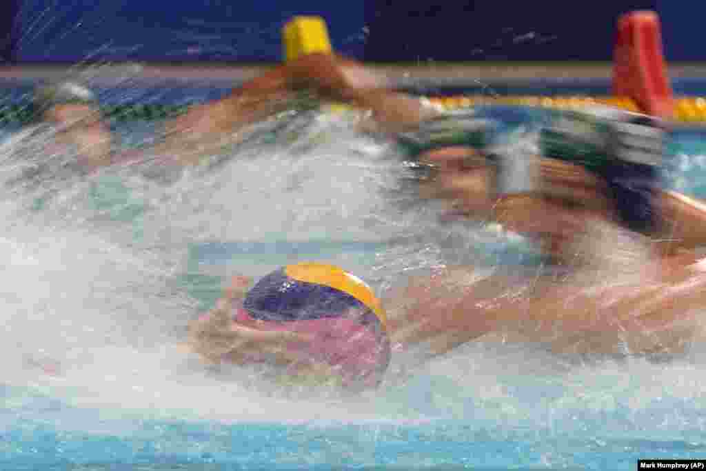 Гравці змагаються за м'яч на початку матчу попереднього раунду чоловічого водного поло між Угорщиною та Японією. Токіо, 27 липня 2021 року&nbsp;