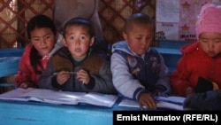 Боз үйдө билим алган балдар