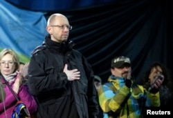 Будущему премьеру Арсению Яценюку на Майдане вечером припомнили невыполненное обещание встать в первые ряды на баррикадах во время штурма