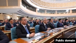 Глава министерства иностранных дел Мурат Нуртлеу (слева, держит ручку)
