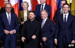 Зліва направо: Фрідріх Мерц, Урсула фон дер Ляєн, Володимир Зеленський, Стів Віткофф, Джаред Кушнер позують для спільного фото в Берліні, Німеччина, 15 грудня 2025 року