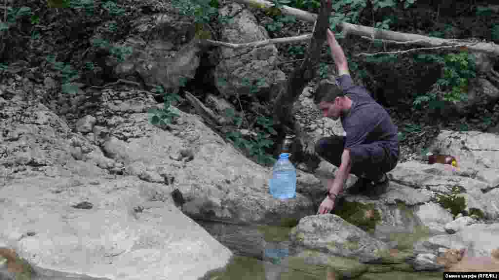 Marşrutnıñ soñuna yaqınlaşqanda, dağ çoqrağı bar, mında tatlı suvnı toldurmaq mümkün