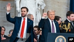Președintele Donald Trump (dreapta) și vicepreședintele JD Vance la ceremonia de învestitură în Rotonda Capitoliului SUA din Washington, luni, 20 ianuarie 2025.