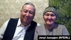 Нусратулло Хасанов аксакал байбичеси Шарапаткан Аббасова менен Дүйшөмбүдөгү батиринде, 2015-ж. 