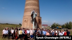 Чүйдөгү Бурана шаар чалдыбары жана андагы мунара  – Карахандар каганатынын ордолорунун бири болгон Баласагын шаарынын калдыгы. Илимий жыйындын катышуучулары . 16.9.2016.