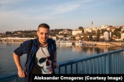 "Kao što može da primetite ja sam samo lep, ne mogu biti i pametan tako da ću pozajmiti citat Mome Kapora koji najbolje opisuje poruku koju bih želeo da prenesem, a on glasi: Recimo da sam običan čovek, mada to nije sasvim tačno - nema običnih ljudi", kaže Đura Đurišić, koji se bavi aktivizmom i borbom za ljudska prava i LGBT+ osoba.