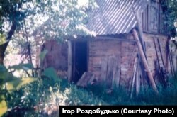 У цьому сараї прожила моя бабуся з матір’ю майже всю війну. Світлина 1998 року