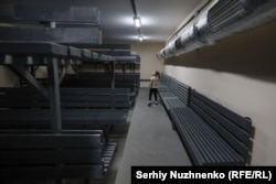 Малко момиче разглежда ядрено убежище в Киев. Укритието от епохата на Студената война беше ремонтирано и отворено за посетители в края на миналата година.