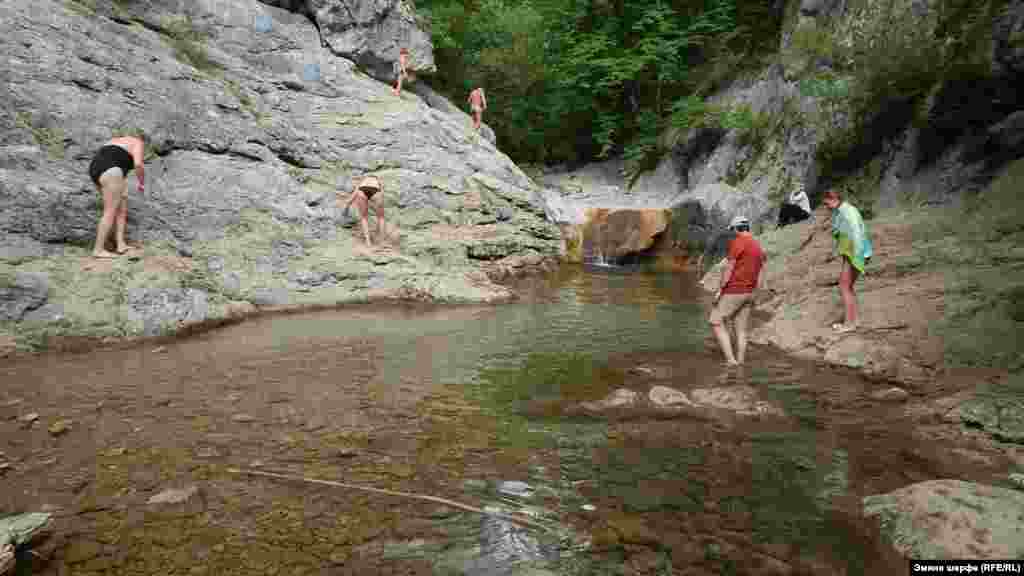 "Gençlik vannası" - marşrutnıñ soñu. Evelleri onıñ adı Qara göl edi. Suv arareti mında 9-11 derecede ola